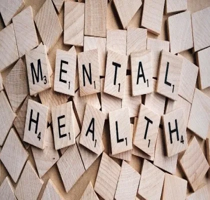 un dibujo de la salud mental con piezas de puzle,  que cada pieza contiene una letra
