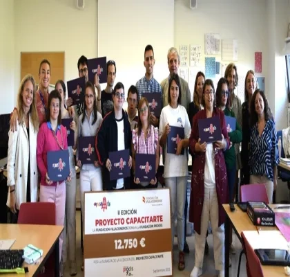 Entrega del cheque por la tercera edición