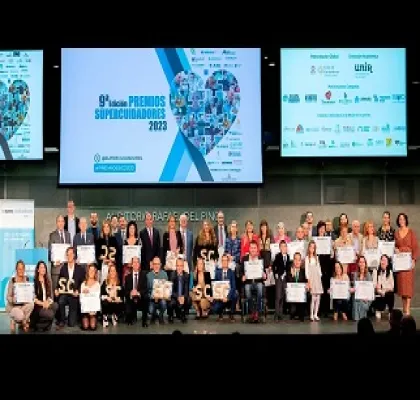 Foto de familia con todos los ganadores de los Premios Supercuidadores 2023