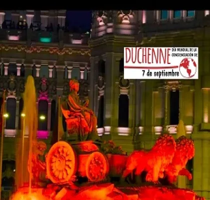 La Fuente de Cibeles de Madrid, iluminada de rojo y junto al logotipo del Día Mundial de la Concienciación de Duchenne (Fuente: Redes Sociales)
