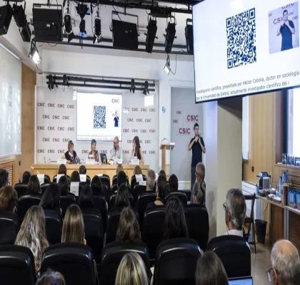 Acto de presentación con medios acreditados en la sede del CSIC  y los representantes en la mesa central