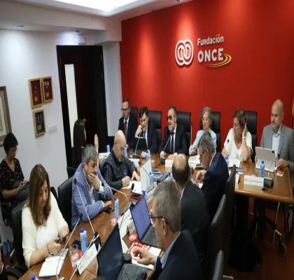 Directivos de la Fundación ONCE reunidos para comunicar el acuerdo de las Becas 2025