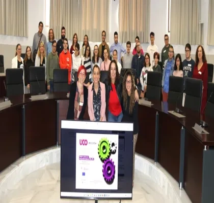 Los alumnos junto a la profesora en el aula posando