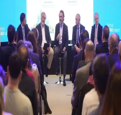 Personas hablando durante el congreso