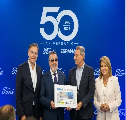 Representantes de Ford España, el Grupo Social ONCE y la Generalitat Valenciana posan durante la presentación del cupón conmemorativo del 50º aniversario de la planta de Ford en Almussafes. En el acto se muestra una reproducción ampliada del cupón dedicado a la inclusión laboral de las personas con discapacidad, con el logotipo del aniversario sobre un fondo azul corporativo de Ford.