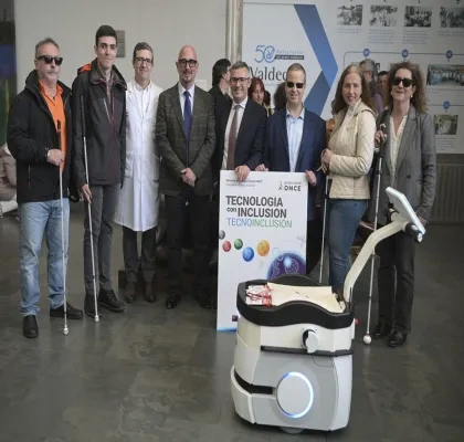 Los represantes de la Fundación PONCE durante la presentación del robot en el hospital