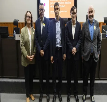 Cinco participantes posan en una sala del Congreso de los Diputados durante la presentación del informe de Odismet sobre empleo y discapacidad. Al fondo puede verse una pantalla con información del acto y el escenario donde se celebró el encuentro. La imagen ilustra la presentación de una iniciativa centrada en el análisis de la realidad laboral de las personas con discapacidad en España.