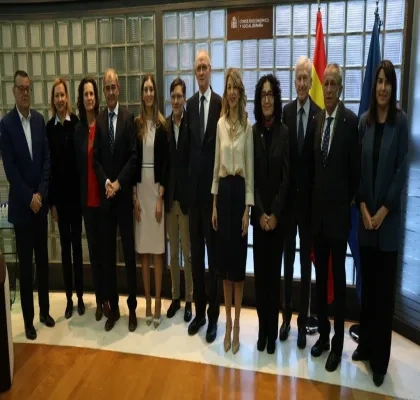 Todos los responsables directos de las entidades posando en una foto de familia junto a Yolanda Díaz