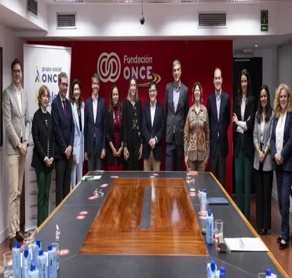Foto de familia de los directivos de ambas entidades, en la mesa de reuniones de la Fundación ONCE