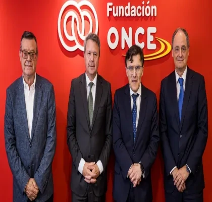 Los 4 representantes de la Fundacion ONCE posando delante del logo de la entidad 