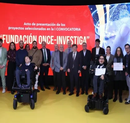 Los becados durante el acto de recepción de las becas junto a los representantes de las entidades organizadoras