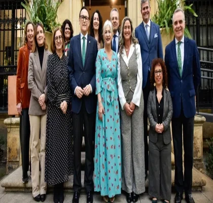 Foto de todos los integrantes del evento protocolario de firmas por el campus de la univesidad