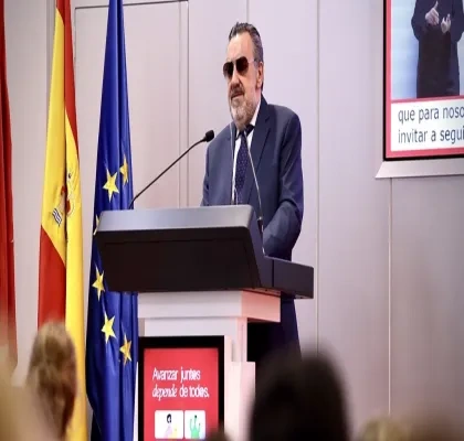 Miguel Carballeda desde el atril dirigiendo la sesión