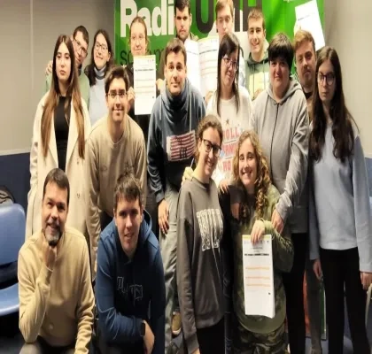 Los 15 alumnos posando con su título