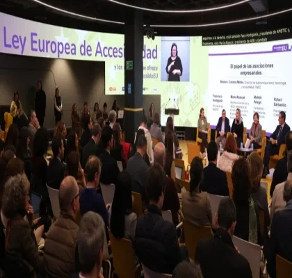 El ambiente de la sala con el público y al fondo la mesa redonda de los participantes
