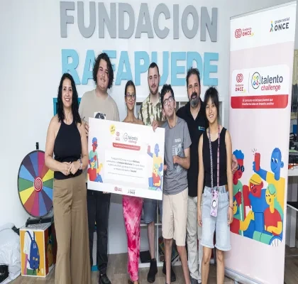 Representantes recibiendo el cheque honorífico y posando la imagen