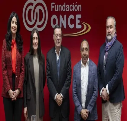 Los representantes de las entidades que han firmado el acuerdo de colaboración delante del logo de la Fundación ONCE