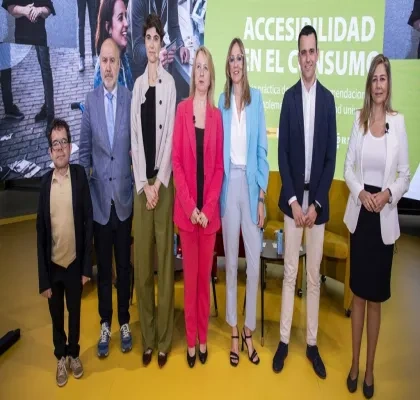 Los representantes de las instituciones en el HUB de Por Talento Digital de Fundación ONCE con la proyección de la portada en el fondo de la pantalla digital