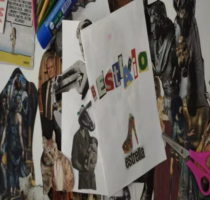 Alt text:  Mesa de trabajo con materiales para un taller de collage. En el centro, varias hojas blancas muestran composiciones realizadas con recortes de revistas; una de ellas forma la palabra “BESTIARIO” con letras de distintos colores y tamaños. Alrededor se ven imágenes recortadas de obras de arte, esculturas, animales y figuras humanas, junto con lápices de colores, pegamento en barra y unas tijeras rosas. La escena documenta un proceso creativo de creación artística mediante collage.