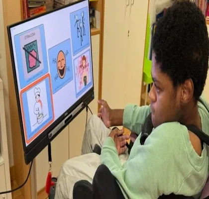 Niño con parálisis cerebral usando una tablet