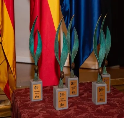 4 premios Zangalleta en la mesa, con bandera de España y Unión Europea de fondo 
