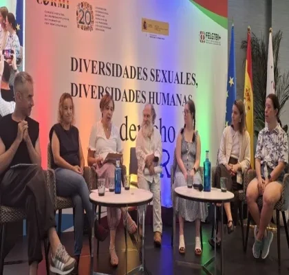 Ponentes del evento en medio del debate interactuando sentadas entre ellas