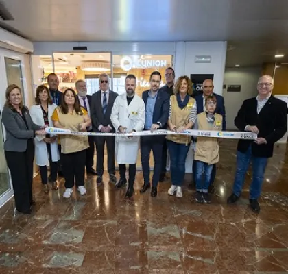 Un momento de la inauguración de la tienda de ILUNION del hospital Virgen de la Arrixaca, con los representantes y empleados que estuvieron presentes (Fuente: ILUNION)