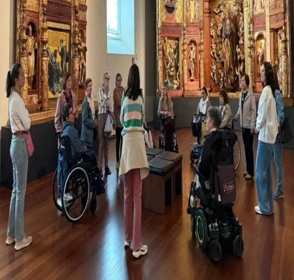 Personas con discapacidad visitando el museo