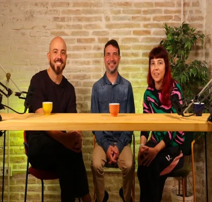 personas sonriendo sentadas tomando té