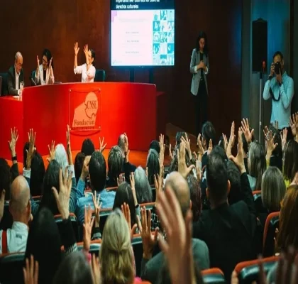 Personas aplaudiendo con un aplauso silencioso en un auditorio