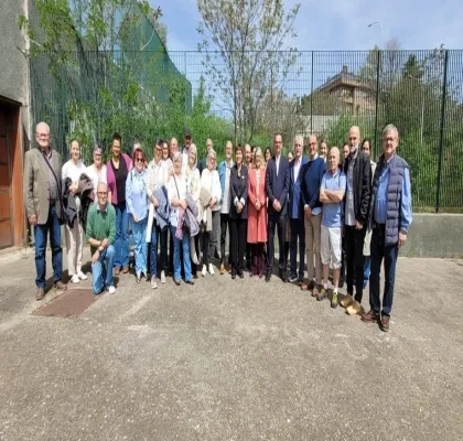 Todos los integrantes que han participado durante la guía posando en la calle