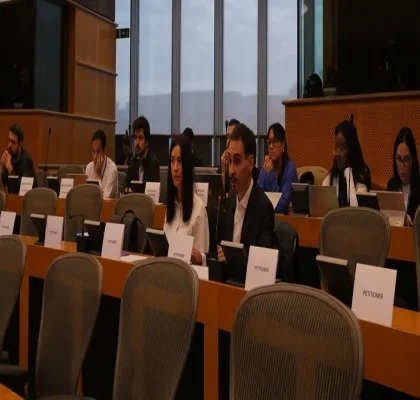 Representantes de Autismo España en el Parlamento Europeo durante su intervención