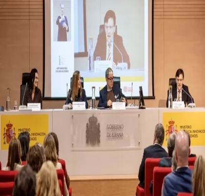 En el escenario están sentado los 4 ponentes principales de la presentación de la app, con Alberto Durán como protagonista