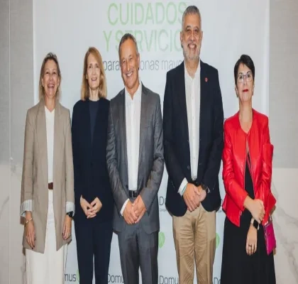 representantes de DomusVi junto a representantes de la Xunta de Galicia