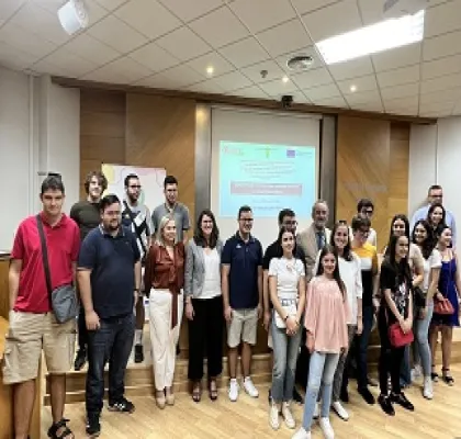 Momento en que los alumnos con discapacidad intelectual que recibirán esta formación se hacen la foto de familia (Fuente: Universidad de Extremadura)