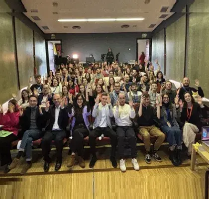 Todas las personas asistentes al V Congreso de la Juventud Sorda de la CNSE en Madrid (Fuente: ILUNION)