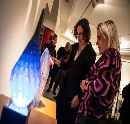 Dos personas ante esculturas de la serie 'Aqua' de Fátima Cortés (Fuente: Museo Tiflológico de la ONCE)