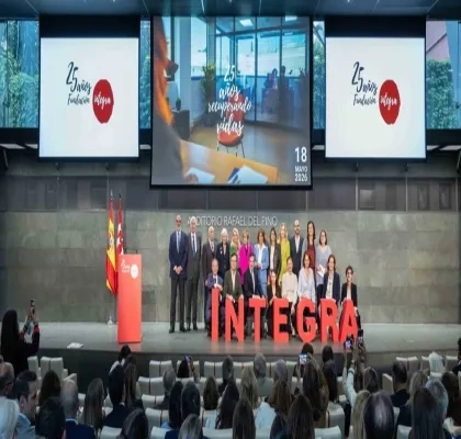 Foto de familia de todos los representantes y autoridades relevantes que impulsaron el acto oficial en el escenario