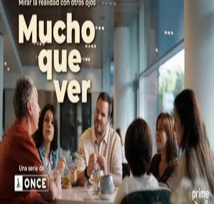 Portada de la serie 'Mucho que ver' con los 5 personajes interactuando en una mesa y los logos de ONCE y Prime Video abajo