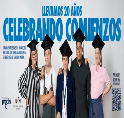 Cinco personas posan juntas frente a un fondo claro vistiendo birretes de graduación. En la parte superior aparece un texto grande en azul: “LLEVAMOS 20 AÑOS CELEBRANDO COMIENZOS”. A la izquierda se lee: “Formamos a personas con discapacidad intelectual para que la graduación sea su primer paso en el mundo laboral”, junto a los logos de Fundación Prodis y la Universidad Autónoma de Madrid. A la derecha hay un código QR con el texto “Ayúdanos a crear más oportunidades”.