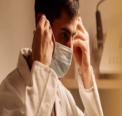 Guillermo Arce poniéndose la mascarilla antes de atender a un paciente