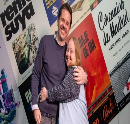 Los dos participantes en el diálogo de RENFE abrazados posando para la foto