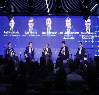 Panel de expertos durante el I Summit ‘Expertos en Salud’ de la Fundación Cofares, dedicado a la salud mental y el acompañamiento emocional desde la farmacia, celebrado en Madrid ante un auditorio repleto de asistentes.