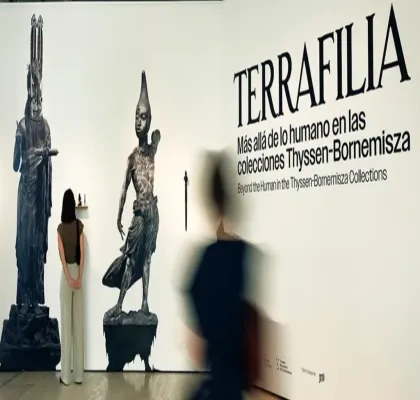 exposición terrafilia en el museo con gente visionandola