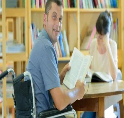 Un hombre con discapacidad, en la biblioteca de una universidad