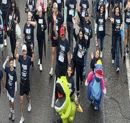 Personas caminando con la camiseta conmemorativa de la carrera