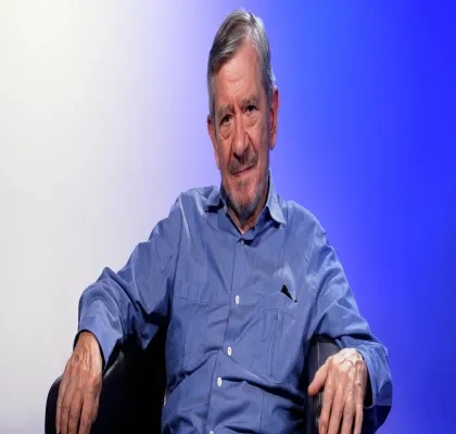 Enrique Barón Crespo, expresidente del Parlamento Europeo, sentado en un sillón durante una entrevista de la serie audiovisual «El Sillón de la Europa Social» impulsada por el CERMI.