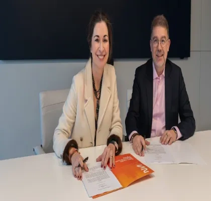 Los dos representantes firmando el acuerdo