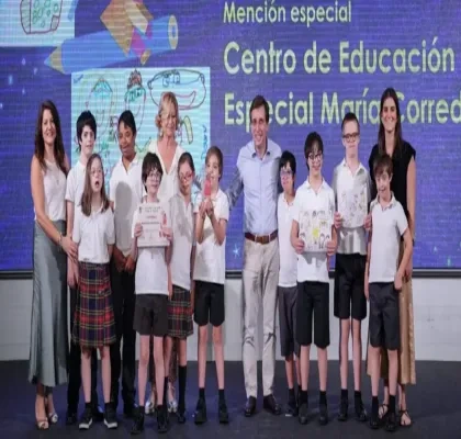 Almeida con los alumnos del concurso de dibujo