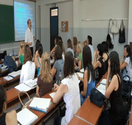Alumnos en una clase atienden al profesor